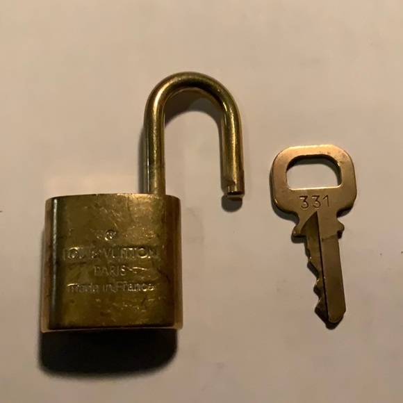 Vintage Louis Vuitton Brass ‘331’ Padlock in Goldtone with Goldtone Key - Picture 4 of 6